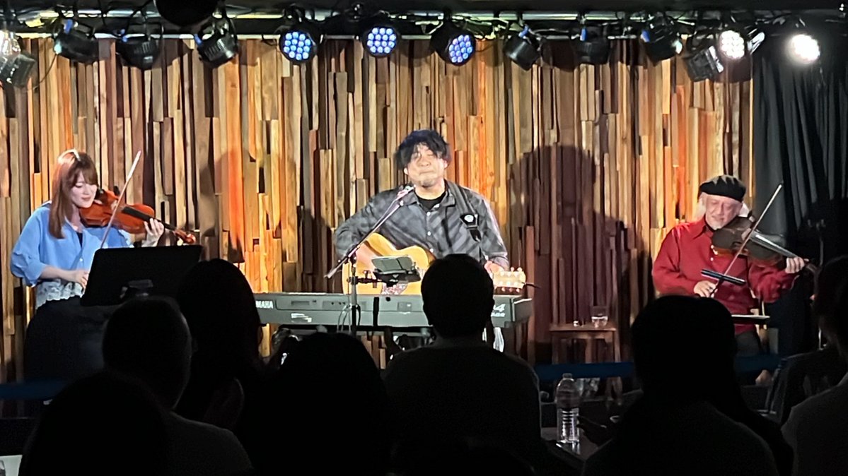 yohe_bigman's tweet photo. ソメノマンスリー6回目！
フィドル功刀丈弘、バイオリニスト天野恵のお二人が遊びに来てくれました！
マジで最高でしたなあ、、
皆様ありがとうございました！

ちなみに配信終了後に、ご来場ボーナスで1曲生演奏お届けしてるのですが、あまりにも最高だったのでお裾分け！
#浜端ヨウヘイ https://t.co/oRv7NmJPZm