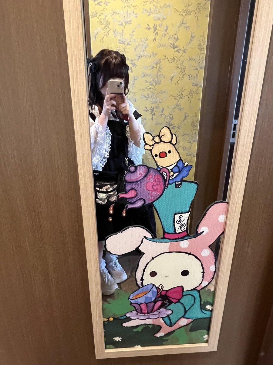 circus9circus's tweet photo. 🎩センチメンタルサーカス🎪
マホロバ・マインズ三浦コラボ🩵アリスルーム

扉&amp;玄関！

ルームキーが持ち帰りたいくらい可愛い。もう入る前から可愛い。大優勝💖
入ったら帽子屋の姿見がお出迎え✨ https://t.co/9M1GJUS48V