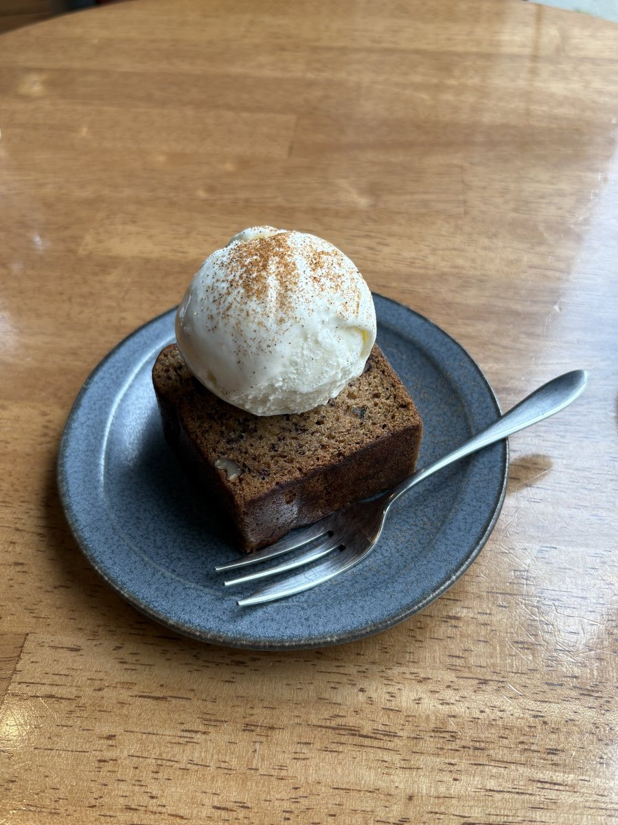 uenookachi's tweet photo. 東上野〜蔵前までウォーキング。

Nui. HOSTEL &amp; BAR LOUNGE 
↑吸い込まれるように入店。

バナナブレッドとカフェラテを🍌🍞☕️
バニラアイス乗せますか??と...

思わず...

YES!!!（食い気味）

朝から美味しくいただきました。
秋ですねぇ🍁 https://t.co/JtuyNU4Fvg