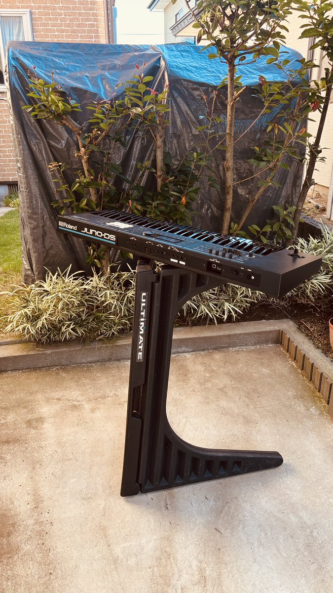 BoardSatoru's tweet photo. 明日急遽地元のお祭りで
鍵盤を弾く事に🎹
一週間前のオファーは過去最短💦
明日のセッティングは
シンプルに鍵盤一台🎹
黒鍵盤とこのスタンドの組み合わせで
まさにカラスなセッティング😅 https://t.co/KKcwbilogG