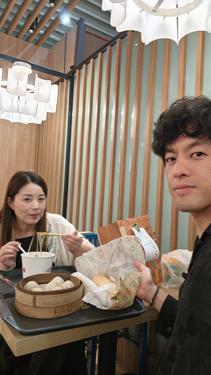 RyoTakeuchi2333's tweet photo. 妻と外食。
私「サブウェイが食べたい。」 
妻「鴨の血の春雨が食べたい。」

話し合った結果——

「お互い好きなものを買って、どっちかの店で一緒に食べよう」

という、中国式の平和的解決になった（笑）。

ということで、 私はサブウェイを買って、 妻のいる店へ。

中国では基本的に、他の店で買った飲食物の持ち込みにかなり寛容だ。

もちろん満員で、席を待っている人がいるような時はよくない。

でも空いている店なら、あまり誰も気にしない。

周りを見ても、 別の店で買ったタピオカミルクティーを普通に持ち込んでいる。

居酒屋でも、店によっては外で買った酒を持ち込める。

日本だと、 「他店の飲食物は持ち込み禁止です」 となりそうな場面でも、
中国だと、 「まあ、別にいいじゃん」 で終わることが多い（笑）。

私はこの、細かいことをあまり気にしない中国式が好きだ。

ただし——
自分が店の経営者だったら、
日本式を支持する（笑）。

#中国生活 #日中比較 #海外生活