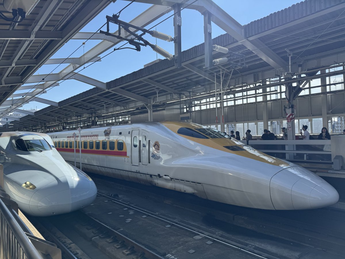 hide_0710's tweet photo. 新大阪駅になんかいた🌏 https://t.co/Y2ENH0GwI4