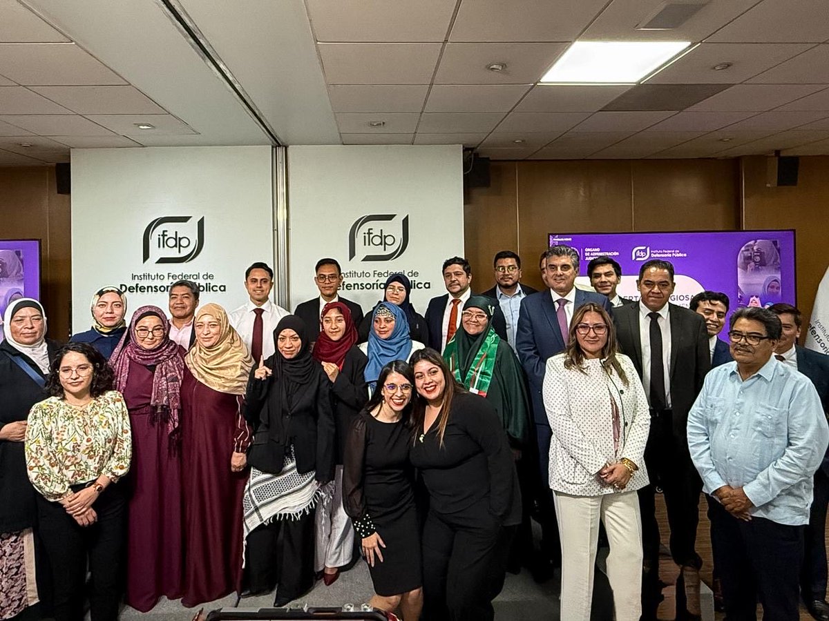 z_mosri's tweet photo. Reconozco la labor del Magistrado Miguel Ernesto Pompa Corella y de quienes integran la Décima Sala Regional en la Ciudad de México del @TFJAMexico, por incorporar la perspectiva de género, la interseccionalidad y los derechos humanos en su labor jurisdiccional.

Me da mucho gusto ver que en nuestro Tribunal seguimos avanzando en la construcción de una justicia que reconoce las distintas realidades de las personas y que convierte la perspectiva de género y de derechos humanos en verdaderas herramientas para juzgar en materia administrativa.

El Magistrado compartió este compromiso durante su participación en un encuentro académico del @defensoriaifdp 

Durante su exposición presentó una resolución en la que se reconoció el derecho de una mujer a portar el hijab en las fotografías de su acta de examen y título profesional, garantizando tanto su identificación como sus derechos a la libertad religiosa y de conciencia.

Casos como este muestran el gran trabajo que hay detrás de una resolución que pone a las personas y sus derechos en el centro.

#JusticiaEnSerio #PerspectivaDeGénero #DerechosHumanos #Igualdad