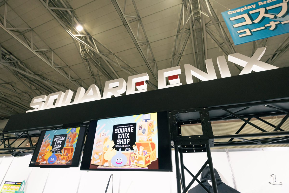 squareenix_jp's tweet photo. ◤#スクエニTGS 物販ブース紹介◢
ゲーム&amp;コミックスの関連グッズが大集合♪

昨年好評だった『Music Collection Keychain』の最新作を含む、7種類のカプセルトイも販売！

8,000円以上お買い求めのお客様に先着でチョコボとスライムがリバーシブルな「スクエアバッグ」をプレゼント🎁

#TGS2026 https://t.co/95ZUeelrMf