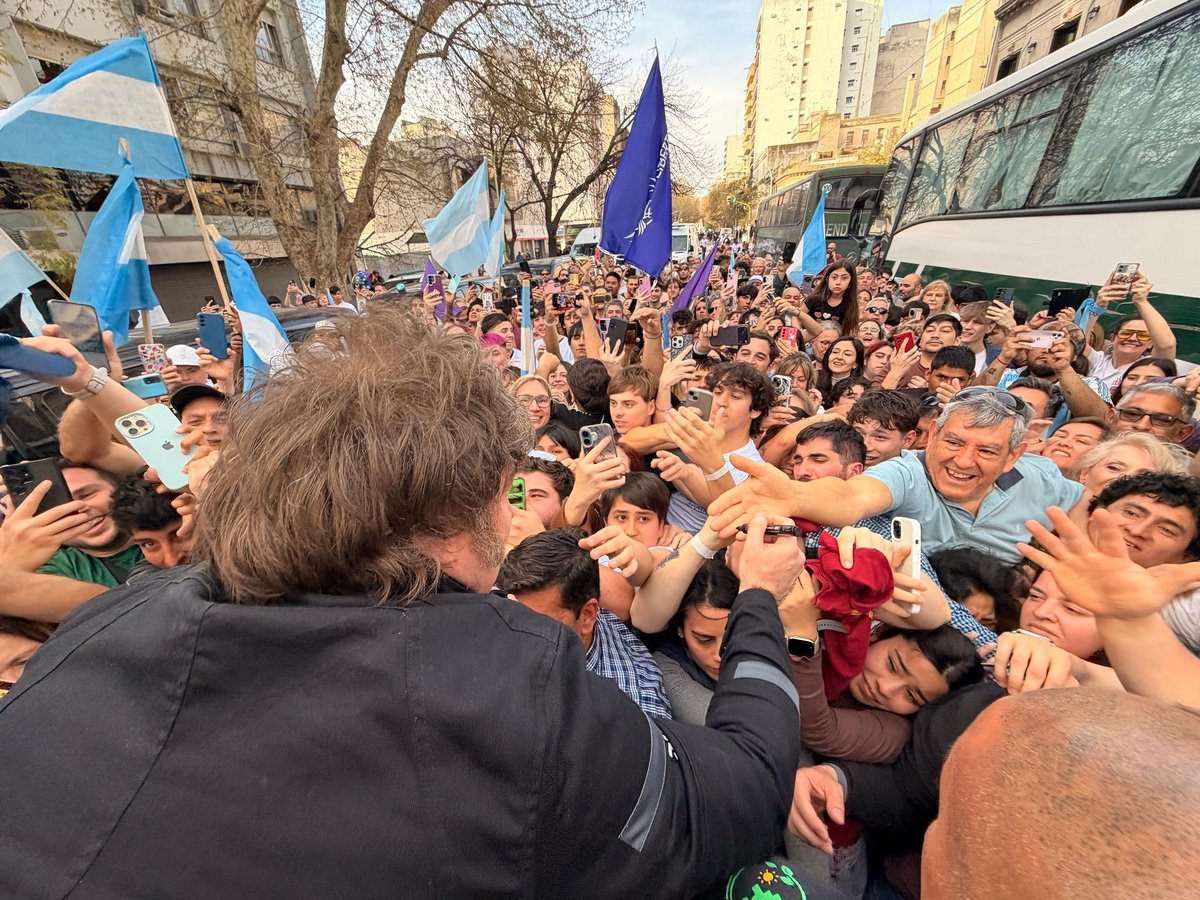 DiegoMac227's tweet photo. Una cosa es lo que dicen los medios y otra es lo que la realidad siempre demuestra.

Los argentinos siguen apoyando fuertemente a Milei. https://t.co/Y8D64ciFG6