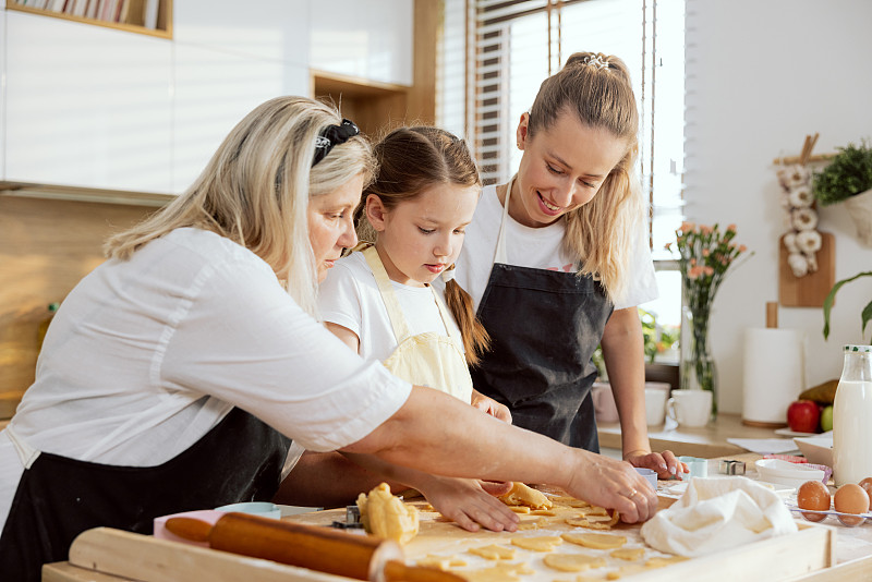 aislf001283's tweet photo. [Today we baked homemade apple pie together, with flour in every hair and big smiles on every face. Perfect weekend family time!]， https://t.co/pzD7neYqAW