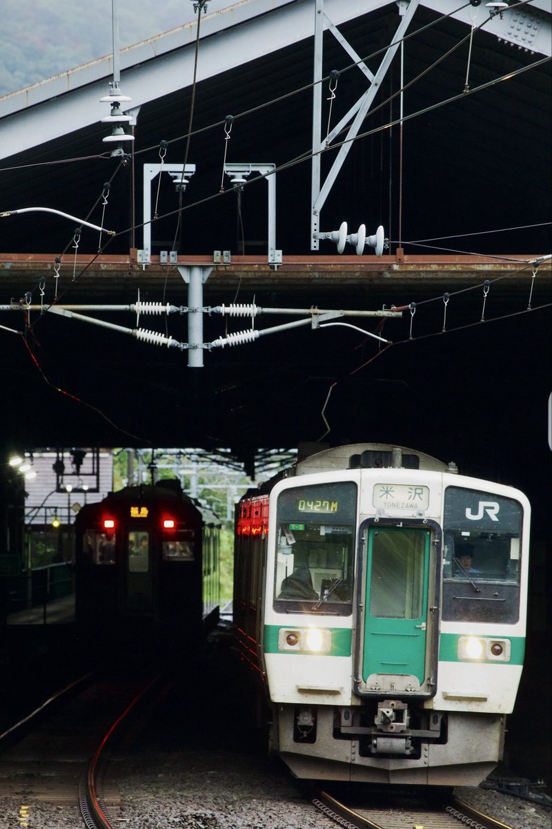 Shoubu__'s tweet photo. 9/20
420M
普通福島行
E723-5000 B-1編成
山形線に27年ぶりの新型車両がデビュー
初カットは新旧交わる板谷にて https://t.co/9TAgIyJZWk