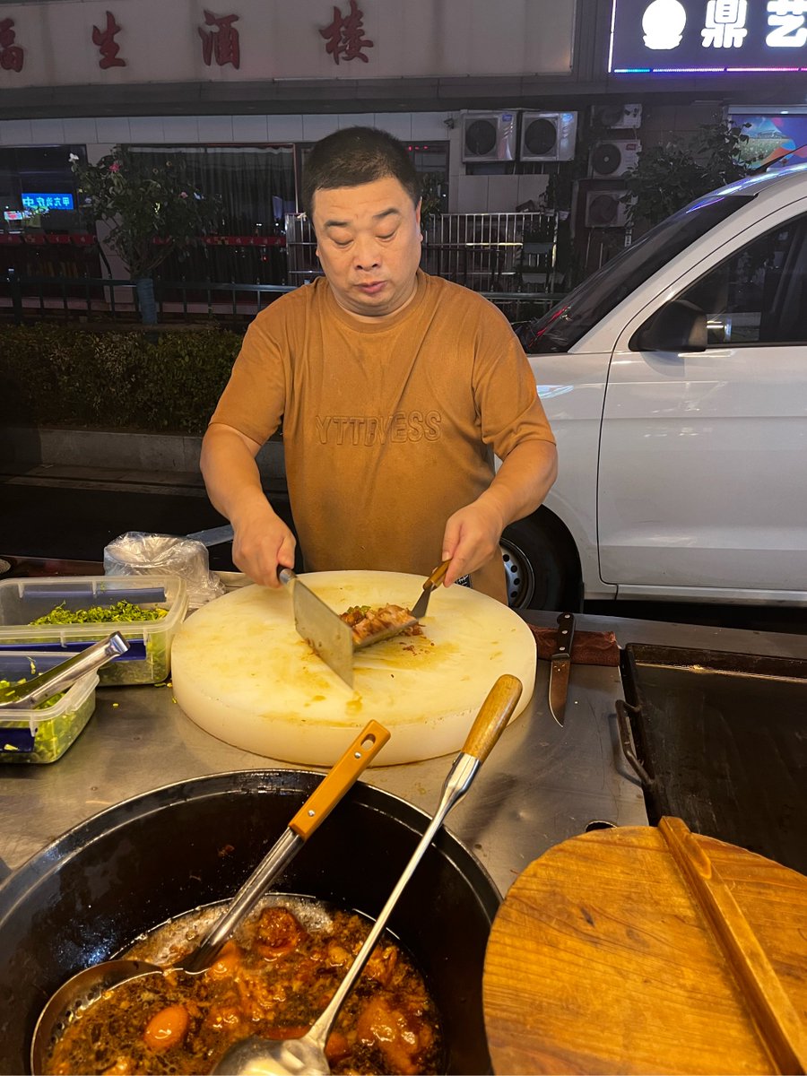 valuebrowjh's tweet photo. Craving late-night street food Biting into a crispy, savory Chinese Roujiamo at the night market—pure happiness hits different!， https://t.co/jJ6PLaRA4D