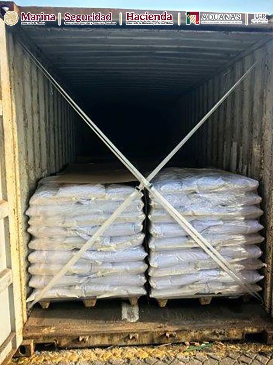 GabSeguridadMX's tweet photo. En la Aduana de Lázaro Cárdenas, Michoacán, elementos de @SEMAR_mx, en coordinación con @AduanasMx, @SSPCMexico y @FGRMexico, identificaron mercancía de importación procedente de Shanghái, China, que contenía ácido tartárico.

Mediante mecanismos de análisis de riesgo, control aduanero y seguimiento documental, se inmovilizaron más de 27 mil 200 kilogramos de esta sustancia, cuyo uso está relacionado con la elaboración de metanfetamina.

Estas acciones fortalecen la inteligencia aduanera, la vigilancia en los puntos de ingreso al país y la detección de operaciones que puedan estar vinculadas con actividades ilícitas.