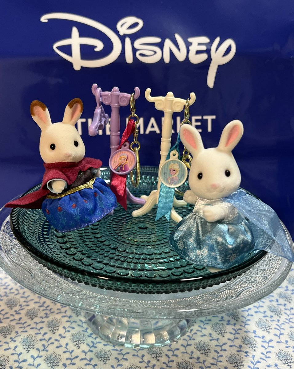 hashiaraiguma's tweet photo. 着せ替え〜❄️✨
『ミニコスチャーム　アナと雪の女王』
シルバニアの女の子に着てもらいました♡ https://t.co/BL2NCrILEr