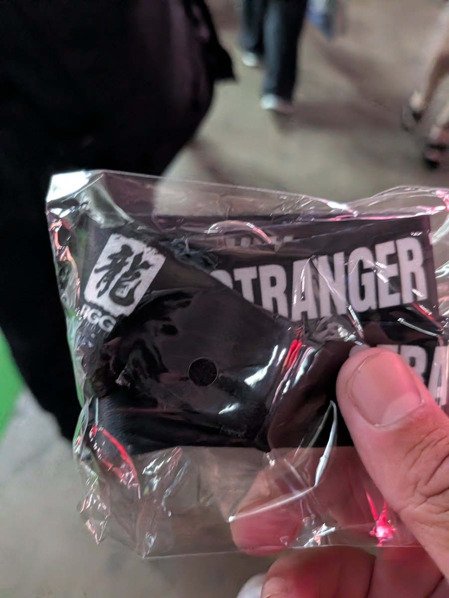 Reimax_Deon's tweet photo. 今年も来ました！
今年はとりあえず大本命STRANGER THAN HEAVENで直行したらすぐ遊べた！龍と違ってそんなにゲーム感がないからか必殺みたいなのがめっちゃバイオレンスな感じでしたね…めっちゃ好きですwほかのブース見に行ったらもうほぼほぼ終了wなんか今年アツい…！？
 #東京ゲームショウ
 #TGS https://t.co/npD0srzZwp