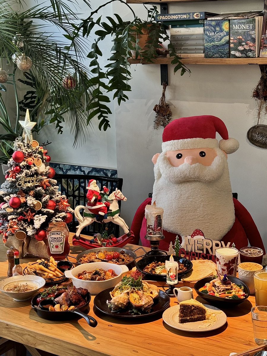 samsooon2's tweet photo. Christmas Feast Alert! Juicy glazed ham, buttery roast spuds u0026 creamy pumpkin pie on our special holiday menu – book your spot now before it’s gone!  #ChristmasEats， https://t.co/K4iwwZrMdE