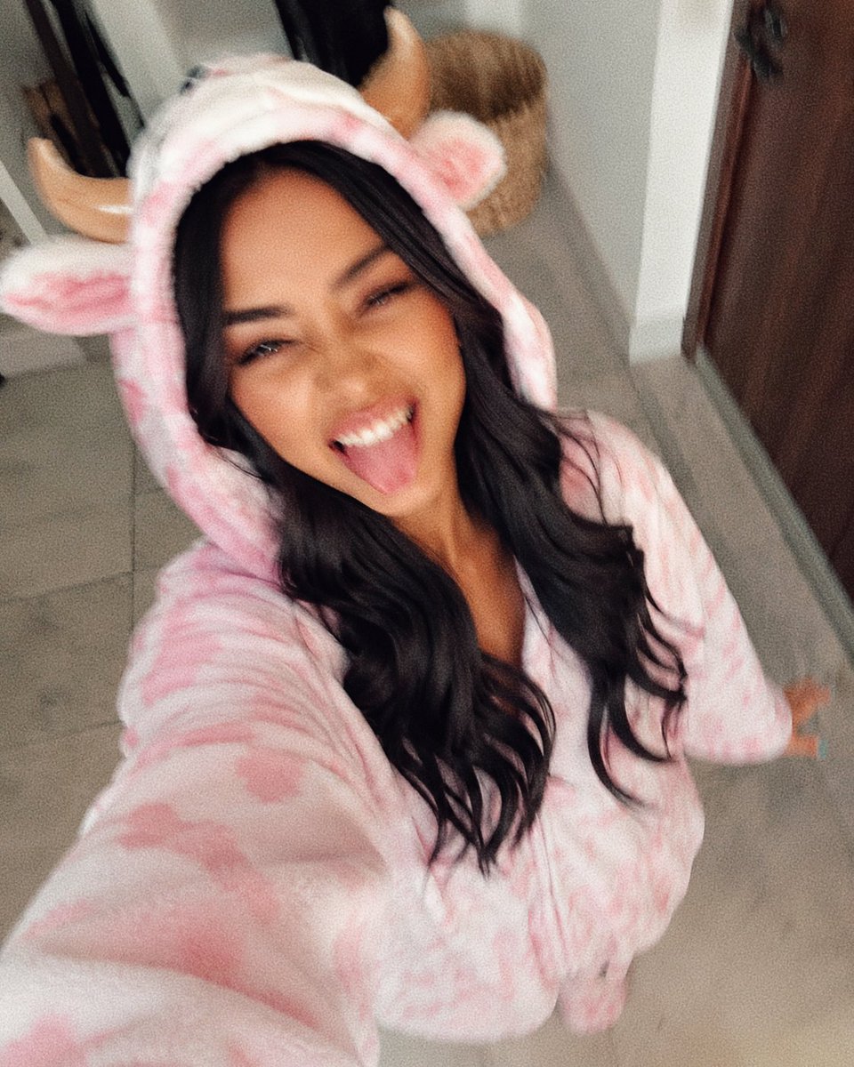 itsAishaFaith's tweet photo. Who wore it better 🐮

I can't even with these @Uniqu3Unity 🥵💖 https://t.co/2p3xWbYyOM