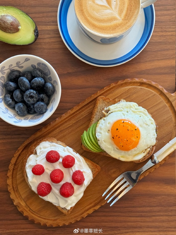 silkv331826's tweet photo. [Busy weekday calls for a quick, yummy bite! Creamy avocado toast with a sprinkle of sea salt and a hot latte—fuel for the rest of the day ]， https://t.co/tiL0MSIAnz