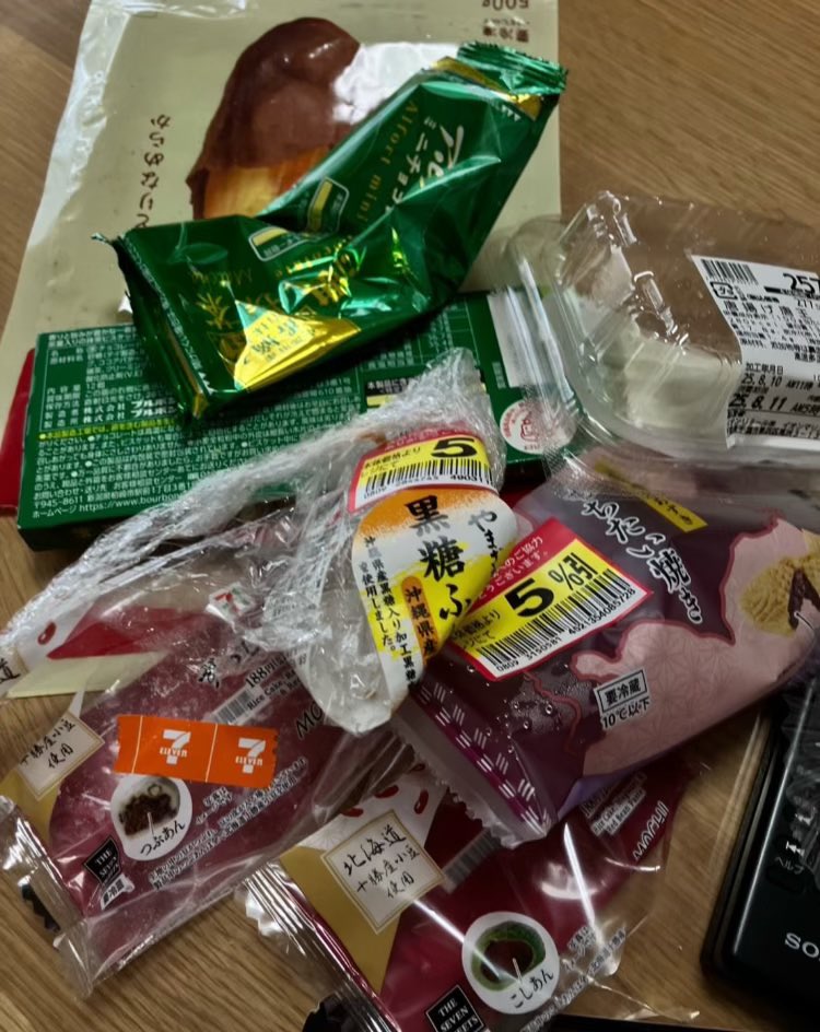 Mtf4Po's tweet photo. 今日で19歳、摂食になって9年。人生の半分は摂食。歳だけ重ねて心は摂食になった10歳から止まってる。私じゃない人が2人の元に産まれてくるべきだった。19年前の今日大変な思いをして産んでくれたお母さん。こんな化け物になるなんて想像してなかったよね。一人娘なのにこんな娘に育っちゃってごめんね https://t.co/BATCoEHsnc
