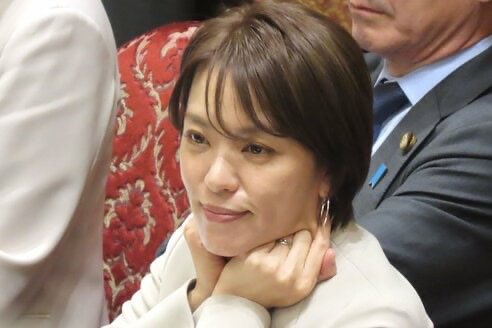 Tanakaseiji14's tweet photo. 今井絵理子
「本日、内閣府副大臣を拝命し、天皇陛下より認証を賜りました」

コイツは！
無能だろ！
速攻でクビにしろ！ https://t.co/1mYp757UdC