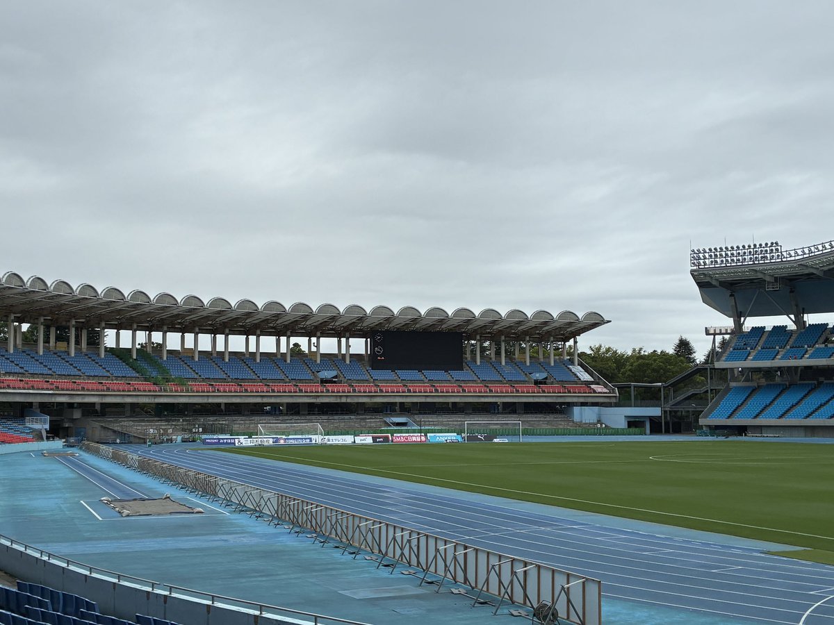 mietamura's tweet photo. 朝抽選に来ました。
今は風が涼しい等々力。昼間は気温が26℃くらい、試合の時間帯でも24℃くらいの予報なので、試合の時に着ていくものを考え中🤔 https://t.co/i0VdvGF65M
