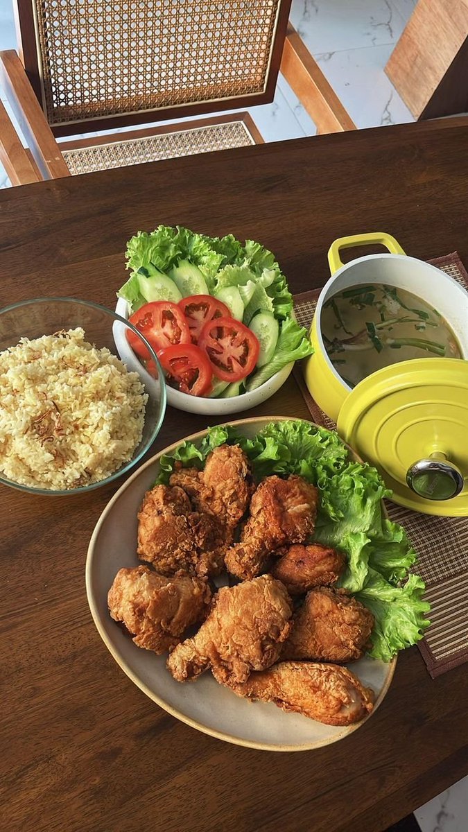 athenavoit's tweet photo. 📍𝗟𝘂𝗺𝗶𝗻𝗮𝗿𝗮 𝗖𝗼-𝗥𝗲𝘀𝗶𝗱𝗲𝗻𝗰𝘆 𝗨𝗻𝗶𝘁 𝟭𝟴
  | 07.30 WIB

Sarapan dulu, jangan kabur. https://t.co/JdmEN9ewXR