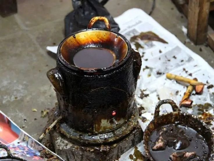 mantraliar's tweet photo. Abhinaya kemudian menunjuk ke arah kompor portabel kecil di dekatnya, di atasnya terdapat sebuah wajan logam mini berisi cairan kecokelatan.

"Di dalam wajan itu ada malam atau lilin khusus batik yang sudah dipanaskan sampai mencair sempurna. Suhunya harus pas supaya mudah ... https://t.co/63oXBabHFW