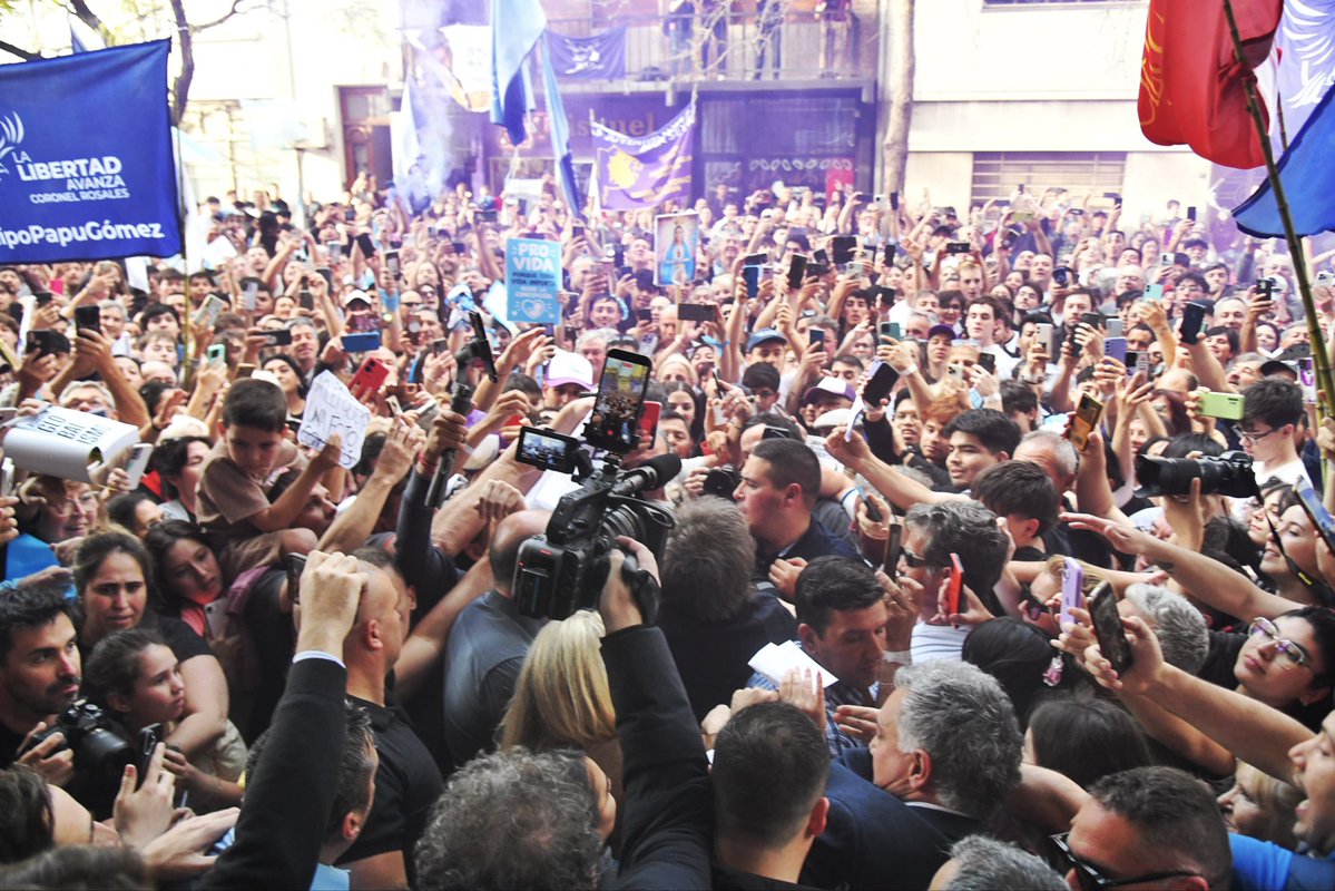 SPareja_'s tweet photo. Acompañé al Presidente @JMilei en Bahía Blanca, donde recorrimos los distintos proyectos RIGI que muestran el enorme potencial productivo que tiene nuestra Provincia.

El contraste es evidente. El gobierno provincial está en crisis, con un Estado paralizado y fallido. Frente a eso, estas inversiones muestran el horizonte que podría tener Buenos Aires con las ideas correctas y cuando se generan condiciones para la prosperidad, la inversión, la producción y el trabajo privado.