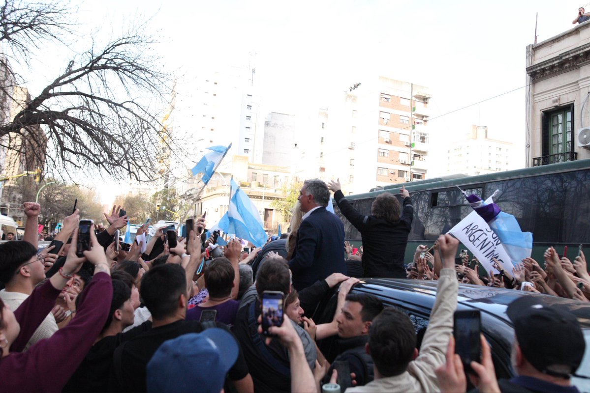 SPareja_'s tweet photo. Acompañé al Presidente @JMilei en Bahía Blanca, donde recorrimos los distintos proyectos RIGI que muestran el enorme potencial productivo que tiene nuestra Provincia.

El contraste es evidente. El gobierno provincial está en crisis, con un Estado paralizado y fallido. Frente a eso, estas inversiones muestran el horizonte que podría tener Buenos Aires con las ideas correctas y cuando se generan condiciones para la prosperidad, la inversión, la producción y el trabajo privado.