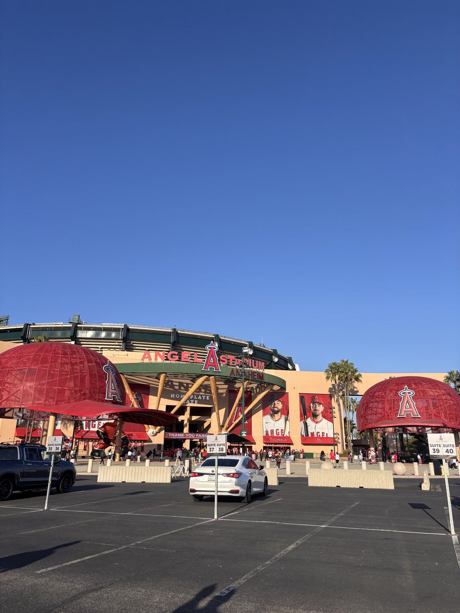 Jan_it_M's tweet photo. @Angels game today #DucksNight https://t.co/6tLCqP5ZTR