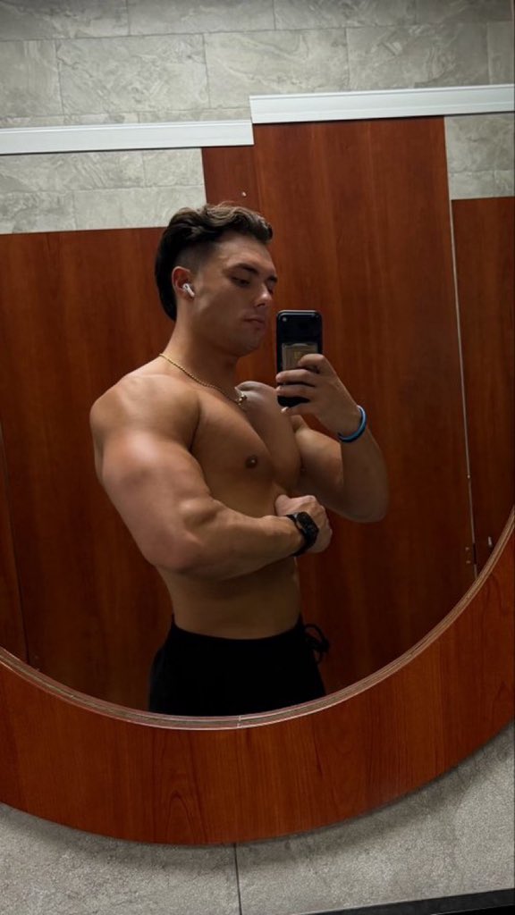 THEKINGt81's tweet photo. that huge bicep is gonna reach around your neck and squeeze the cash out of you🔥🔥 https://t.co/j3U5MGbNDh