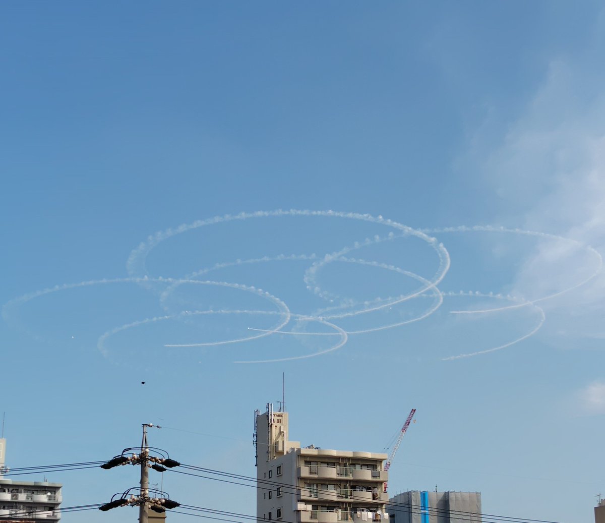 endli9ap9's tweet photo. アジア競技大会、ブルーインパルス展示飛行。
綺麗に見られました。
でも、飛行ルートが予定では北から南のはずが、南から北に行ったような？
#アジア競技大会 #ブルーインパルス https://t.co/9eJJtjqKOl