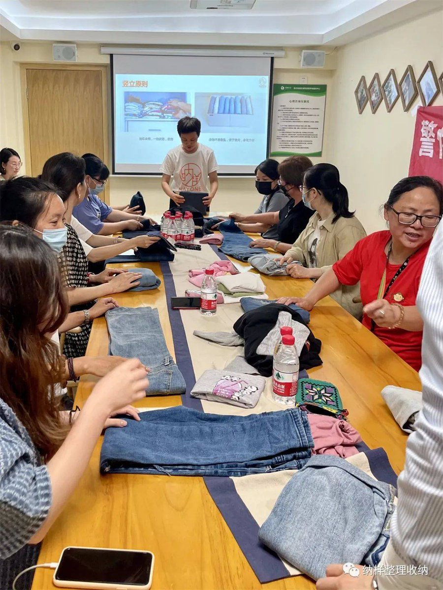 wilba645273's tweet photo. Spent this morning helping sort 200+ warm winter jackets for kids in the community—small acts make big warmth.  #VolunteerWork， https://t.co/rgSEgWFFZs