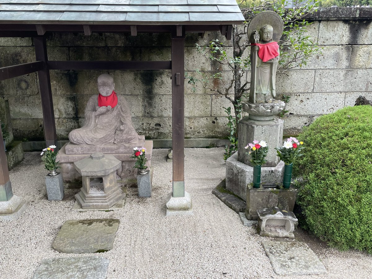 goothecat's tweet photo. お寺さんではお彼岸なのでお地蔵さんにお花🌷 https://t.co/AfXjaunnkZ