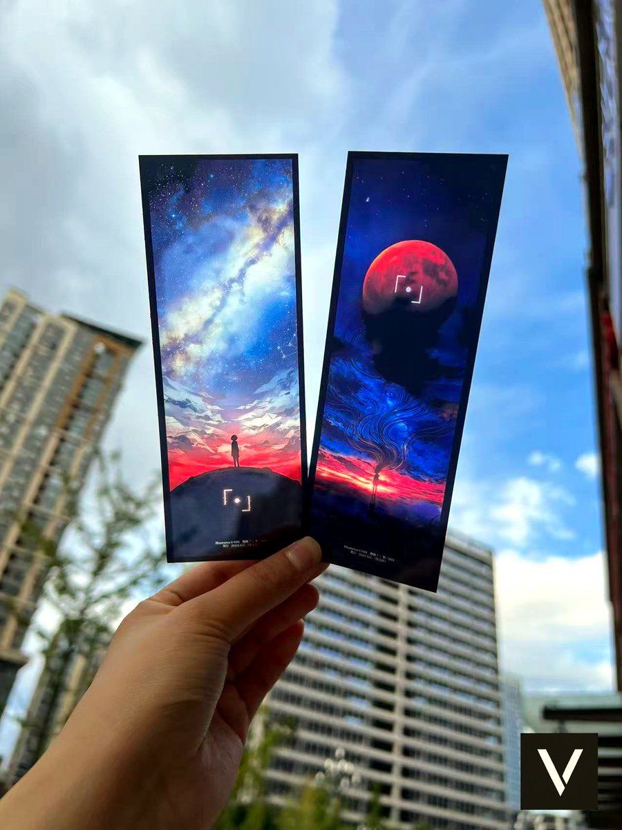VonverseWorld's tweet photo. 【JP・EN・繁中↓】
V宇宙の噂・日本編 - 01 -

『物核「·」零』（Core「·」Null）
限定版特典の正しい使い方。

【名称】特製クリスタルフィルムカード
本特典はA・Bの全2種類。

A「深淵の少年」は、
文学フリマおよびIP公式サイト限定版に付属します。

B「骸の少女」は、
取次・書店・ネット書店など、
一般流通ルート限定特典です。

────────────────
【賢い使い方】
しおりとして使う。
読者の大多数が選ぶ使い方です。

厚さはわずか約1mm。
縦長の特殊サイズで作られているため、
しおりとして使うには完璧です。
────────────────
【上級者の使い方】
投影用フィルムとして使う。

一部の読者が発見しました。
光源の強さや距離によっては、
50インチを超える鮮明な映像を投影できます。

物核宇宙の一端を、
より身近に感じることができます。
────────────────
【珍しい使い方】
アクセサリーとして使う。
ごく少数の読者が実践しています。
A・B両バージョンとも、
下部には黒ベタ領域が設けられています。

金属製パンチで穴を開けても、
メインビジュアルには影響しません。

少し工夫するだけで、
世界にひとつだけのチャームを作ることができます。
────────────────
【広告】
（テレビ番組には普通、途中でCMが入るでしょう？
残念ながら、V宇宙の大多数の文明も同じです。）

本製品は作者VON本人が
企画・設計・最終デザインまでを担当し、
次元社（https://t.co/vXqraQXISj）により
特別製造されたカスタム製品です。

現在は本製品以外にも、
企業・団体・個人向けの
透明カード制作サービスを承っております。
────────────────
【次回予告】
私たちが受け取った
最初の正式な苦情について。

「タイトルのない超短編ホラー小説を買って帰ったあと、
付属の『霊障守』に、
とても恐ろしい秘密を見つけてしまった。」

+++
Rumors from the V Universe · Japan Edition - 01 -

The Proper Way to Use the Exclusive Bonuses of
Core「·」Null.

【Name】Special Crystal Film Card
This bonus collection consists of two versions.

A: “The Boy of the Abyss”
Included exclusively with Bunfree and Official Website Editions.

B: “The Girl of the Remains”
Available exclusively through general retail distribution channels,
including wholesalers, bookstores, and online retailers.
────────────────
【The Smart Way】
Use it as a bookmark.
Most readers choose this option.

At only about 1 mm thick,
and designed in a tall, narrow format,
it is almost the perfect bookmark.
────────────────
【The Advanced Way】
Use it as a projection source.
A few readers discovered that,
depending on the strength and distance of the light source,

the card can project a clear image
larger than 50 inches.
Allowing the viewer to experience a fragment of the Core Universe firsthand.
────────────────
【The Rare Way】
Use it as a charm.
Very few readers do this.

Both versions reserve a fully black area near the bottom.
By carefully punching a hole through that section,
without affecting the artwork itself,
the card can be turned into a unique personal accessory.
────────────────
【Advertisement】
(Television programs usually have commercial breaks, don't they?
Unfortunately, most civilizations throughout the V Universe work the same way.)

This product was personally conceived,
designed, and finalized by the author VON,
and custom-manufactured by
JIGEN LLC (https://t.co/vXqraQXISj).

In addition to this product line,
custom transparent card production services are currently available for
companies, organizations, and individual clients.
────────────────
【Next Episode】
The first official complaint we ever received.

“I bought a nameless collection of ultra-short horror stories.
Then I discovered something terrifying
hidden within the bonus talisman known as
‘Spiritual Disturbance Ward.’ ”

+++
來自V宇宙的傳聞·日本篇-01-

《物核「·」零》（Core「·」Null）
限定特典的正確使用方式。

【名稱】特製クリスタルフィルムカード（特製水晶透卡）

本特典共分為A、B兩款。
A款「深淵的少年」隨書附贈，僅限於文學フリマ及IP官網取得。
B款「骸之少女」為一般流通渠道（取次、書店等）獨占限定。
────────────────
【聰明的用法】
用作書籤。
大多數讀者都選擇了這種方式。

本特典厚度僅約1mm，
並採用豎長型特殊規格尺寸。
作為書籤使用，
幾乎是天生的用途。
────────────────
【高級的用法】
用作投影源。

少數讀者發現，
根據光源強弱與投射距離不同，
本特典能投射出超過50吋的大型清晰影像。
使使用者得以親身感受
物核宇宙的部分風景。
────────────────
【罕見的用法】
用作掛飾。
極少數讀者會這麼做。

A、B兩款特典的底部，
均預留了全黑區域。
使用金屬打孔器開孔後，
不會影響主畫面內容。
經簡單加工，
即可製成獨一無二的個人掛飾。
────────────────
【廣告】
（一般看電視節目都有插播廣告的吧？
很遺憾，V宇宙中的大多數文明也是如此。）

本產品由作者VON本人全程構思、設計、定稿
由次元社（https://t.co/vXqraQXISj）定制生產。
除現有規格外，
目前亦開放企業、團體及個人的透明卡片定制服務。
────────────────
【下期預告】
關於我們收到的第一個正式客訴。

「買了一本沒有名字的超短篇恐怖小說回家後，
我在附贈的『靈障守』上，
發現了某個可怕的秘密。」

Visit the official website（公式サイトへアクセス） https://t.co/6Y2BSbxxib 
#VonverseWorld #VUniverse #Writing #WritingCommunity #IndieAuthor