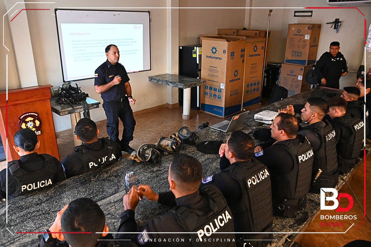 BomberosDuran's tweet photo. 🚒🔥 ¡Entrenamos para responder mejor! Bomberos Durán capacitó al personal de la UMO de la Policía Nacional en uso del ERA y técnicas de Entrada Forzada, fortaleciendo destrezas, seguridad y coordinación para actuar juntos ante emergencias. 🤝👨‍🚒

#BomberosDurán #UMO https://t.co/GkymRPampX