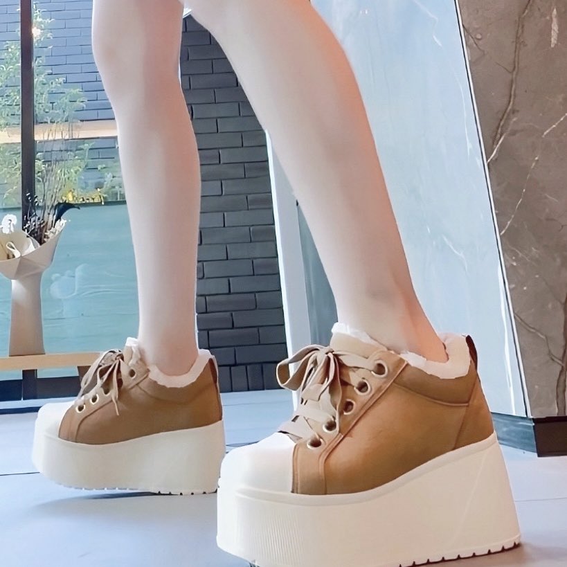 mii21mm's tweet photo. 亜美さんのお靴だいすき！！！！👟🤎
春夏は白、秋冬はモコモコしか履いてない笑
脚盛れるし、軽いしこれしか履けなくなる https://t.co/4ntXy6KI83