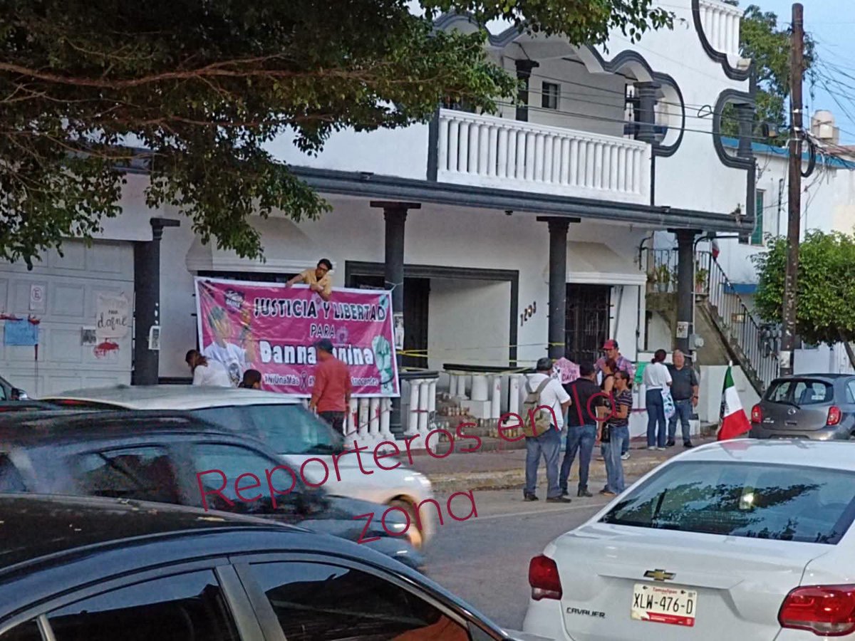Reporteroszona's tweet photo. #AlMomento 

🚨🚔Padre de Danna Yanina coloca lona en la Academia Militarizada Doenitz, exigiendo justicia y libertad para su hija🚨🚔 https://t.co/8WzGxmZmJw