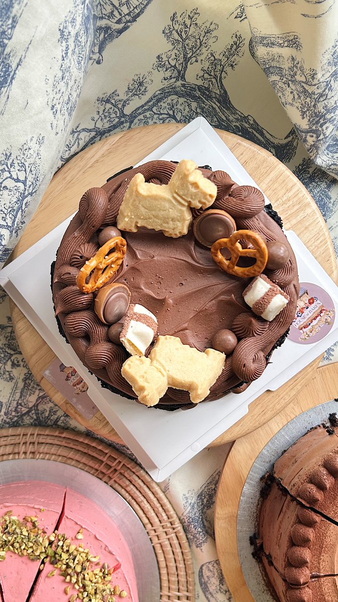 HouseofBakes_th's tweet photo. ลูกค้าพร้อมใจกันสั่ง London Chocolate Cake โดยไม่ได้นัดหมาย เมื่อวานซืนเมากลิ่นเนยกับช็อคโกแลตไปเลยทั้งวัน  🫨 https://t.co/wpmjLQfp47