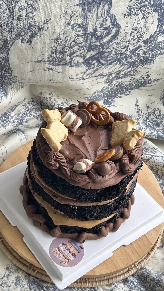 HouseofBakes_th's tweet photo. ลูกค้าพร้อมใจกันสั่ง London Chocolate Cake โดยไม่ได้นัดหมาย เมื่อวานซืนเมากลิ่นเนยกับช็อคโกแลตไปเลยทั้งวัน  🫨 https://t.co/wpmjLQfp47