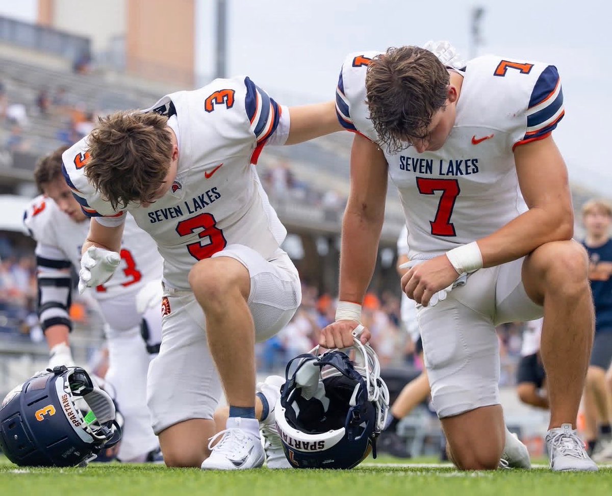 kfinnesand's tweet photo. Being apart of a team…is something bigger than yourself. 🧡💙🧡 thank you @sevenlakesband for the great shot! https://t.co/qRSEiT1Yn0