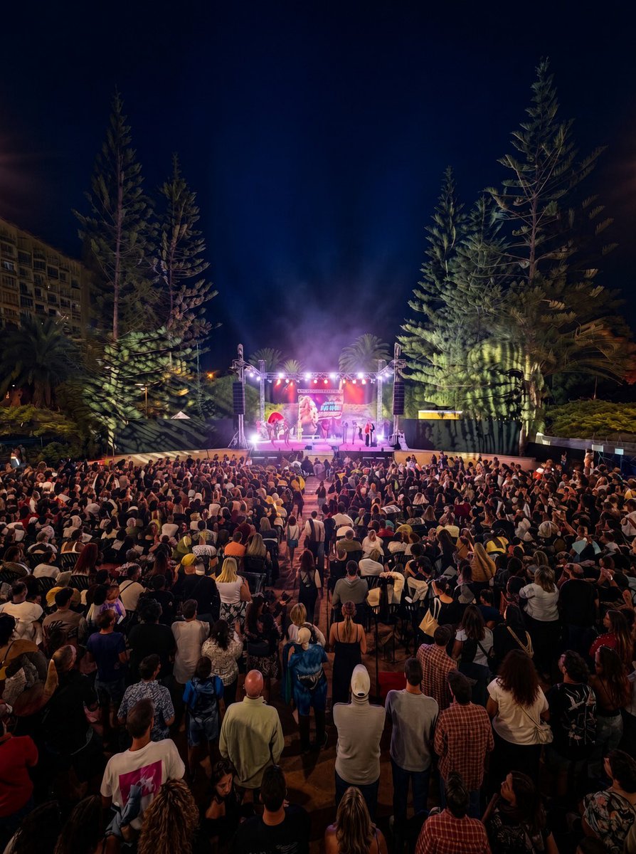 TinoTelde's tweet photo. Dicen que una imagen vale más que mil palabras ‼️‼️‼️

Hace años que la Plaza de Don Benito no colgaba el lleno hasta la bandera, la Gala Drag lo ha conseguido 👏👏👏

Ahora imaginen el domingo con la fiesta de la espuma y el CONCIERTO FIN DE FIESTA de EL VEGA 💦💦💦

Enhorabuena a todos los trabajadores que lo han hecho posible, a la comisión de fiestas y sobre todo a los vecinos de Schamann 

Fiestas de la Ciudad de Las Palmas de Gran Canaria - Ciudad Alta 2026