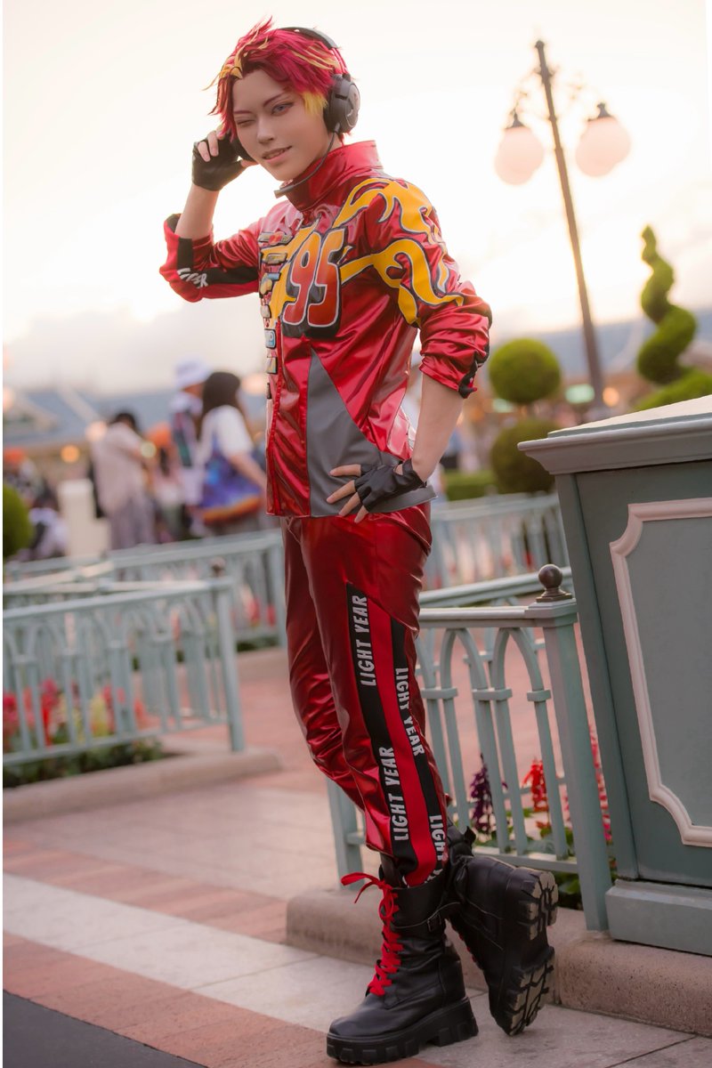 AK_iraaaa's tweet photo. #Dハロ仮装2026
#Dハロ

クルーズちゃんに撮ってもらった全身！
今年のマックィーンさんは両足と両腕にタイヤ🛞をイメージした切り替えを入れてみた！
95クルーズちゃんが一緒だったのでヘッドホンもつけてチーフ仕様でした〜！ https://t.co/35dqsryEXF