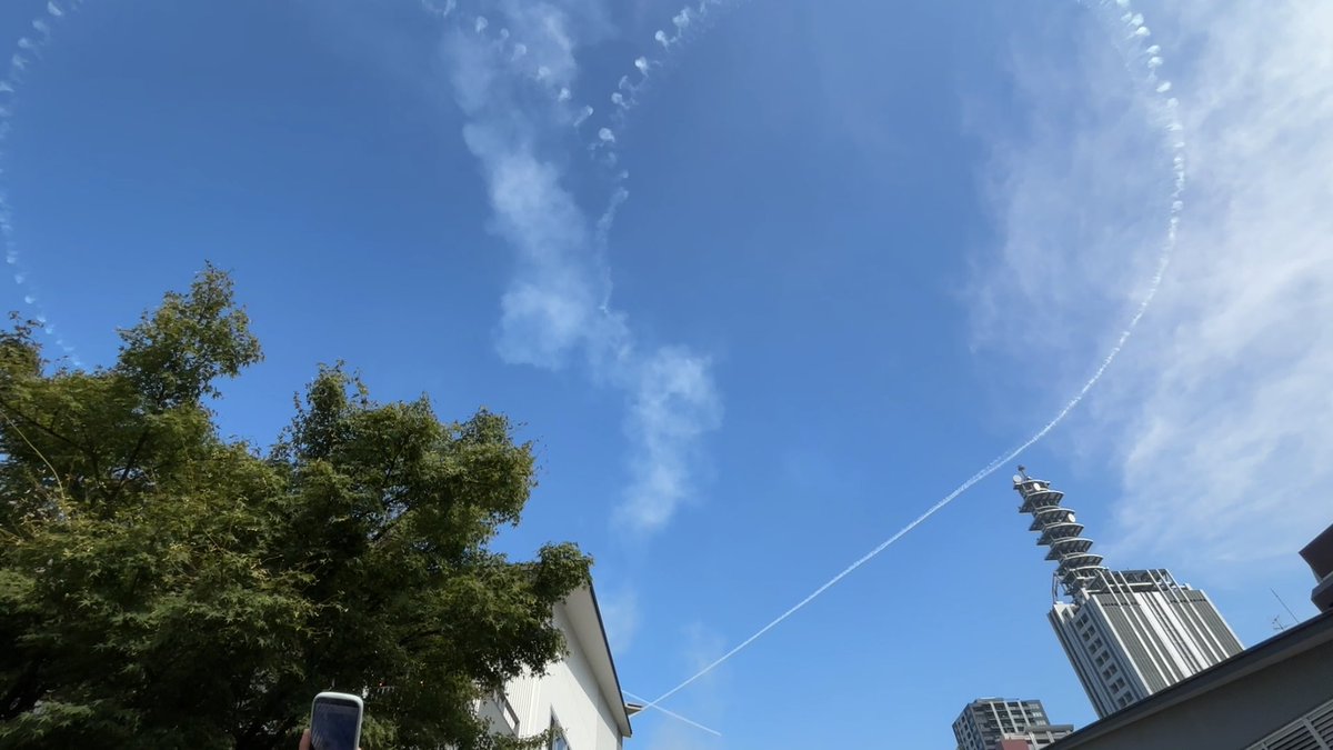 yukimi_D's tweet photo. ブルーインパルス見てきた！！すごい！かっこいい✨ https://t.co/JRhLfw6mSt
