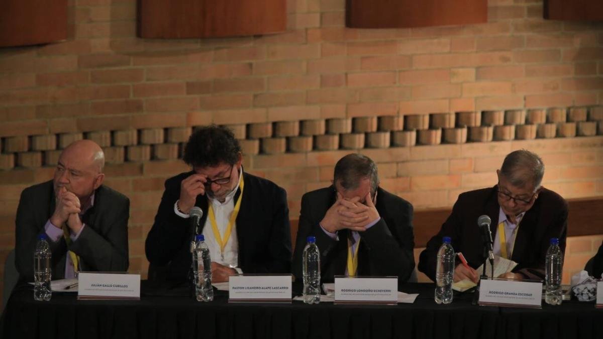 GeneralMendieta's tweet photo. 🇨🇴 Hay q reducir el ppto de la JEP. Las víctimas rechazamos que los recursos sean para las sanciones que las mismas FARC se establecieron. De los impuestos, ¿vamos a pagar sus contratos y burocracia?.  No! Las Farc deben ser expulsadas de la JEP: no dieron verdad y no repararon. https://t.co/5XLO6RcJd1