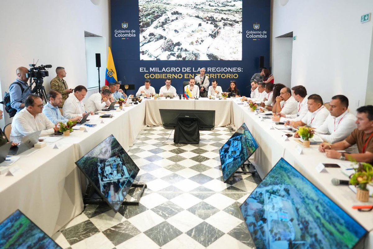 MinSaludCol's tweet photo. El presidente de Colombia, @ABDELAESPRIELLA y su gabinete se trasladaron a Cartagena para realizar un empalme con las autoridades del departamento de Bolívar y la ciudad, con el propósito de revisar las necesidades del territorio y avanzar en acciones concretas.

En representación del Ministerio de Salud y Protección Social participó el Dr. Luis Fernando Correa, Director de Gestión Territorial (e).

En materia de salud, el Gobierno anunció un paquete de $12.000 millones para fortalecer la infraestructura en salud de Cartagena, María La Baja y El Salado,  corregimiento del Carmen de Bolivar.  

Una inversión para fortalecer la atención en salud y responder a las necesidades de las comunidades de Bolívar.