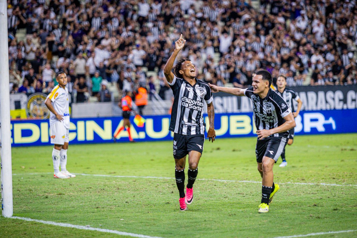 CearaSC's tweet photo. Rian Santana entrou no segundo tempo e mudou o jogo! 🔥

É A VIRADA DO VOZÃO! ⚫⚪

📸 Felipe Santos / Ceará SC

#CearáSC https://t.co/tc3hFhlI9R