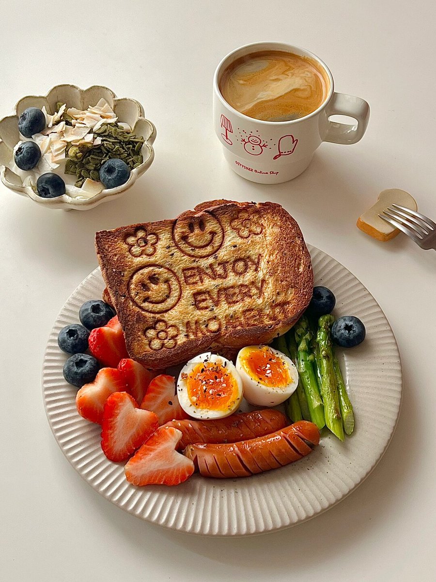 bbororiya07's tweet photo. Enjoying a cozy homemade tomato and cheese toast with a cup of hot oat latte for a lazy Sunday brunch https://t.co/02EdPTuqnj