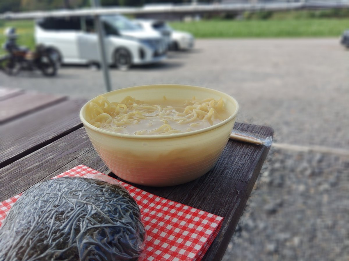 katarider_'s tweet photo. 朝食兼昼飯
なかよし自販機コーナーさんにお弁当の自販機追加されてから来てなかったから、だいぶお久しぶりね

サクシードに乗り換えてからもお初だし https://t.co/vHW0heqZsC