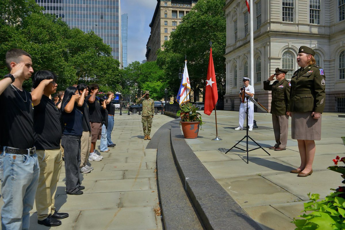 T2COM_HQ's tweet photo. USARD Recruiters enlisted 14,322 future Soldiers into the U.S. Army Reserve, making the Department of the Army reserve recruiting mission for the first time in a decade.

#USArmy #ArmyReserve #Recruiters #FutureSoldiers #Leadership #ArmyRecruiting https://t.co/HKBtiylywo