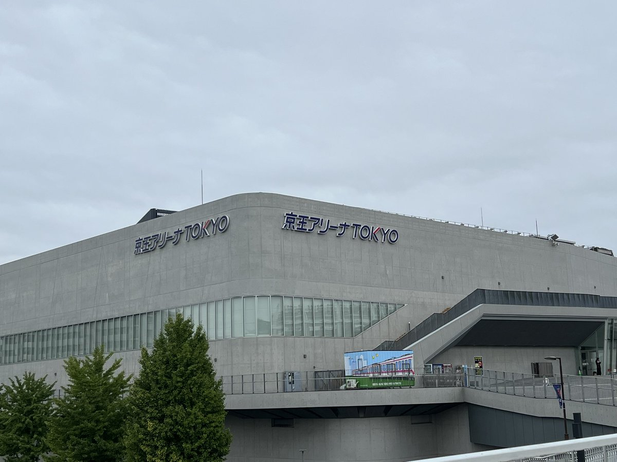 san29182880's tweet photo. 虹ヶ咲5th以来の京王アリーナTOKYOに到着。今回は事前物販何も買ってないから早速物販並びに行くよ https://t.co/dqzxl7JKCZ