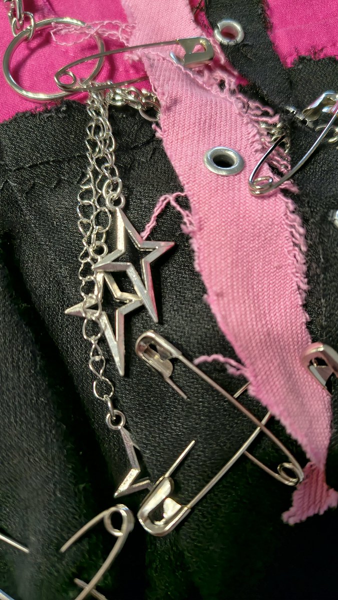 thayaneraposo's tweet photo. @xodoproducoes @Milena10022006 @meannwickedgirl @naxulia59 @RauLoveAkisue @corneliastr3et Tô amando o processo de montar o look https://t.co/PgurZHQnaM