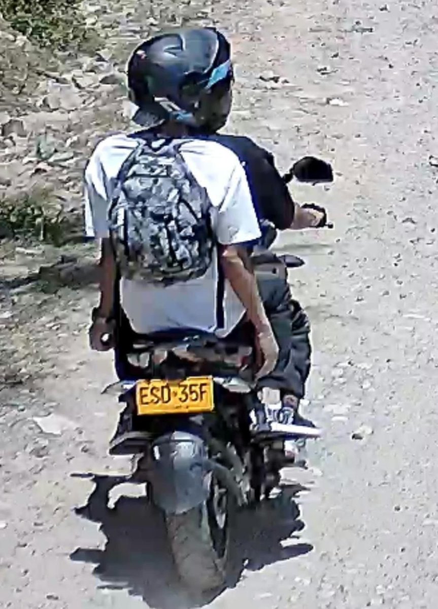 DenunciasAntio2's tweet photo. 🔴 Al mediodía este motociclista y su acompañante interceptaron al conductor de vehículo en la vía vieja #Guarne / #Medellín y le hurtan sus pertenencias,  los hechos quedaron registrados en video 

#DenunciasAntioquia https://t.co/XxS7FW00r4