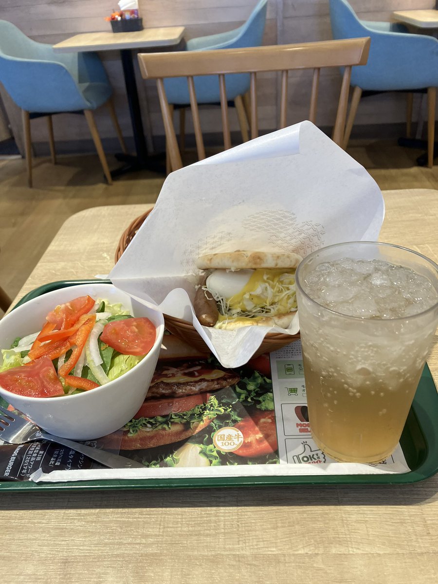 mimi1815w's tweet photo. 今日のランチはずっと食べたかったモスバーガーの月見フォカッチャセット！卵が半熟とろとろでソーセージも肉肉しくてめっちゃおいしかった☺️。 https://t.co/yBFaaE7783